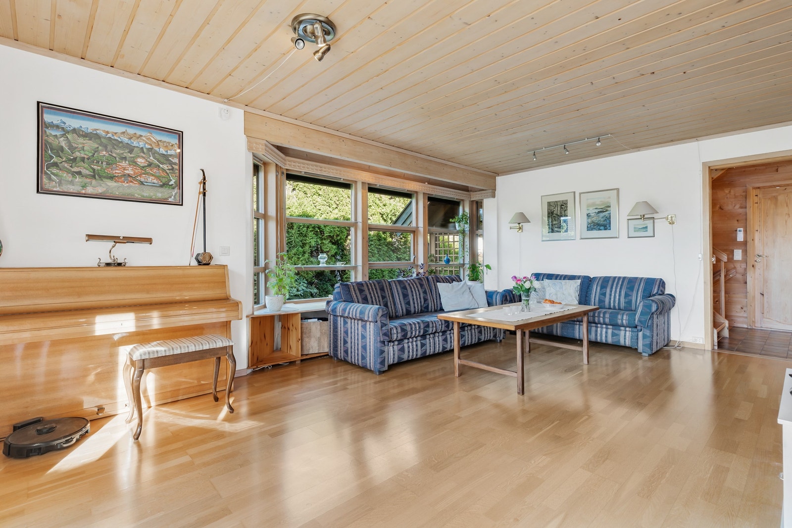 I stuen er det god plass til sofagruppe, og vinduene slipper inn godt med naturlig lys. Galleribilde