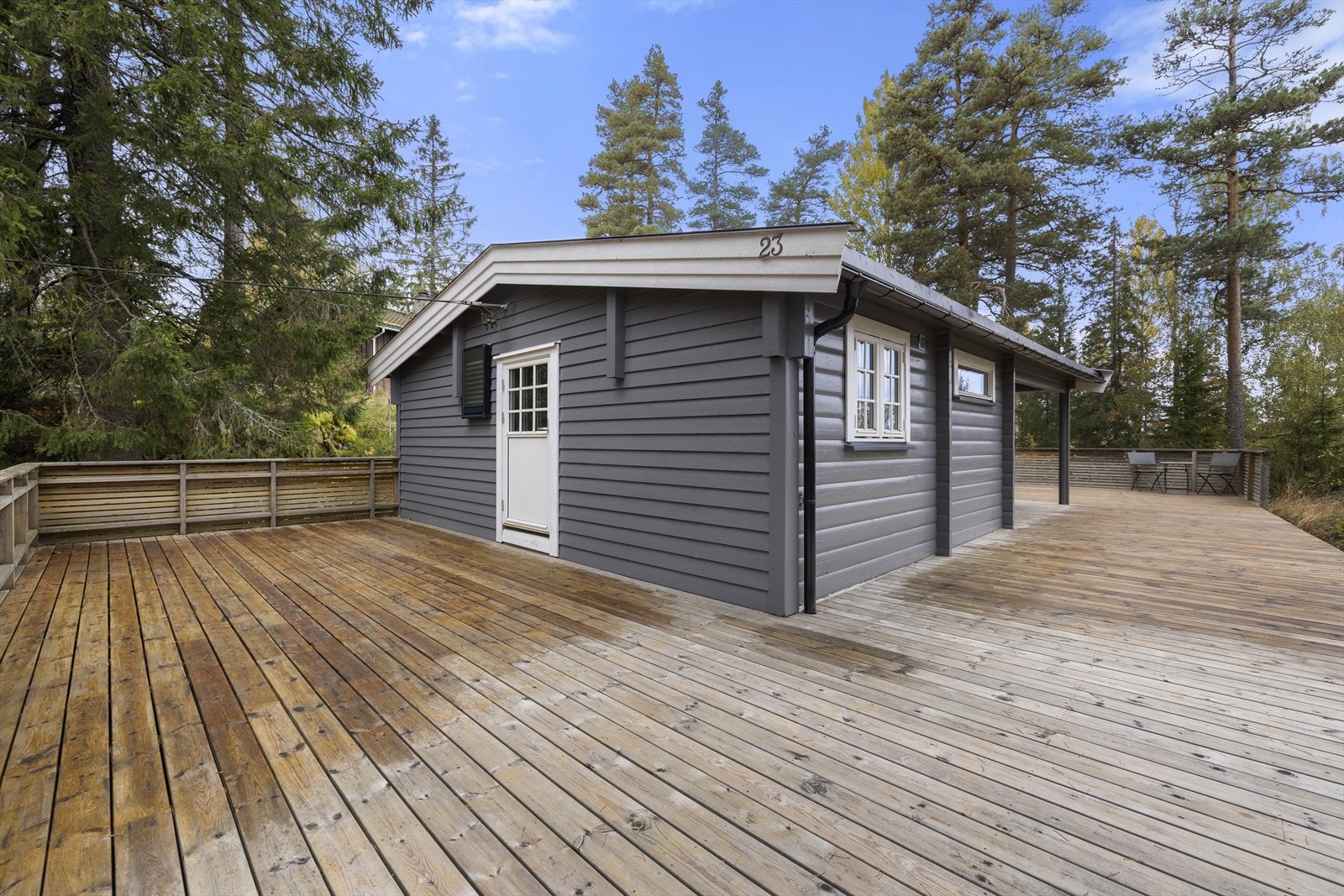 Pent opparbeidet uteområde rundt hytta med singlet sti og redskapsbod for god oppbevaring. Galleribilde