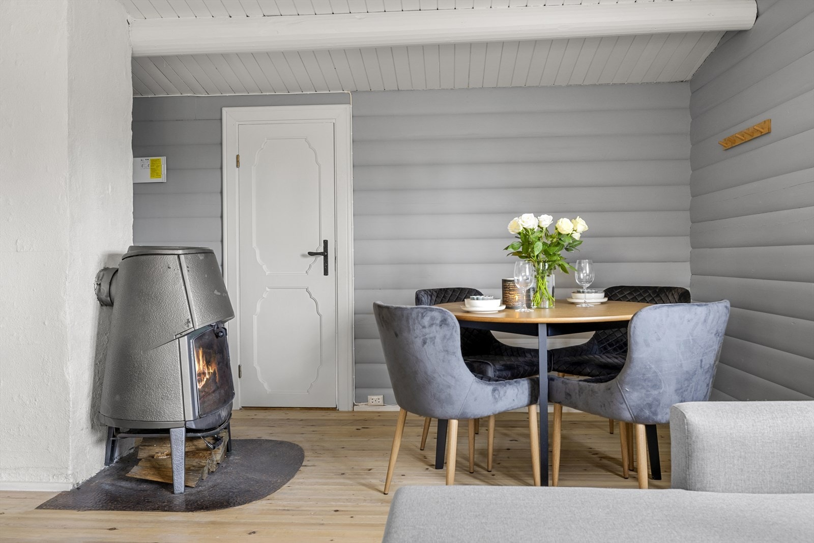 Koselig oppholdsrom med god plass til eget spisebord. Galleribilde