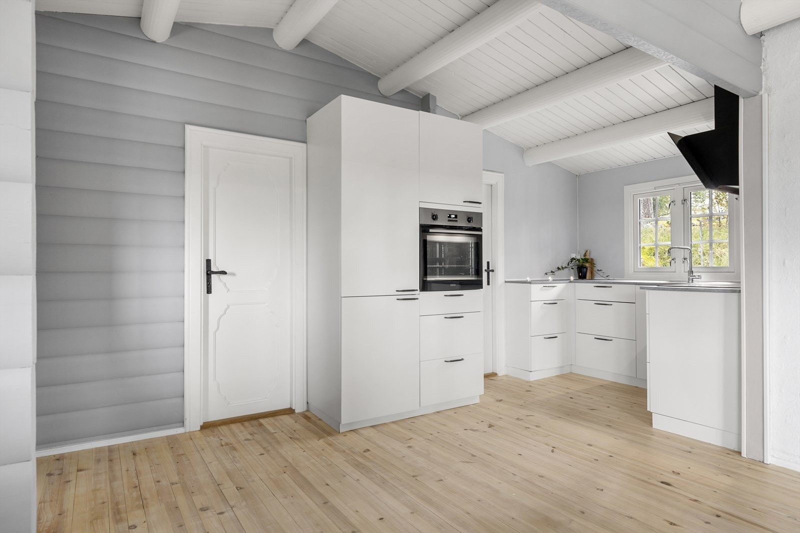 Integrert stekeovn i ergonomisk høyde og kombinert kjøl/frys i høyskap. Galleribilde