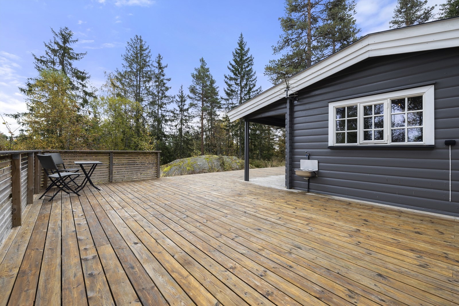 Stor terrasse på hele 109 m² som strekker seg rundt hytta. Galleribilde