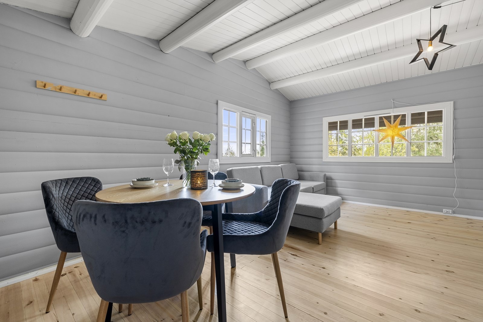 Bord, sofa og stoler medfølger salget. Galleribilde