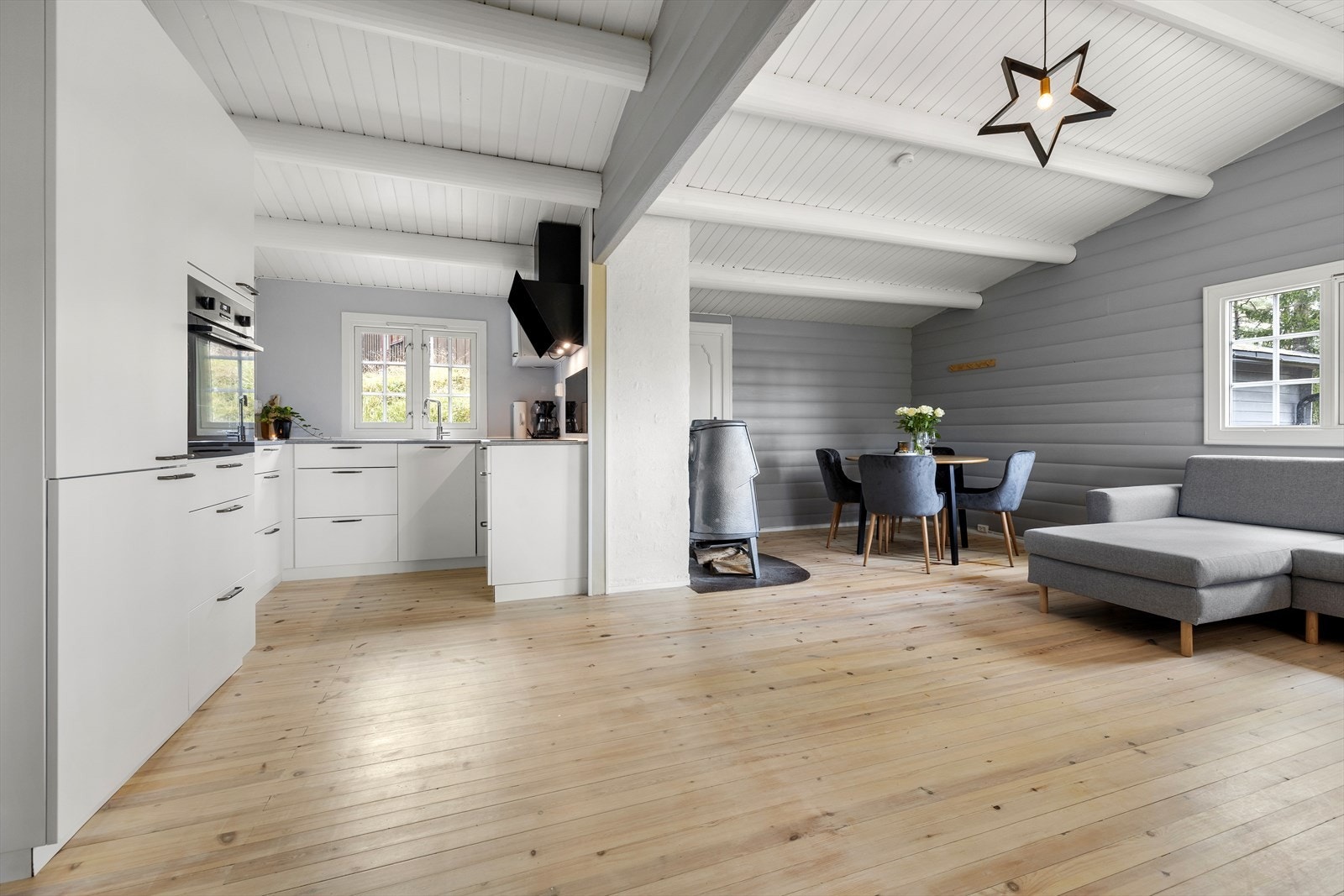 Her presenterer vi en sjarmerende fritidsbolig, idyllisk plassert i Enebakk. Galleribilde