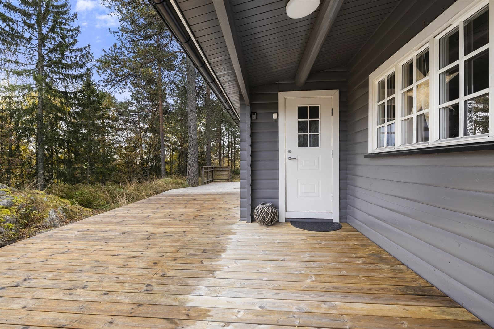 Hytta har et trivelig inngangsparti med overbygg. Galleribilde