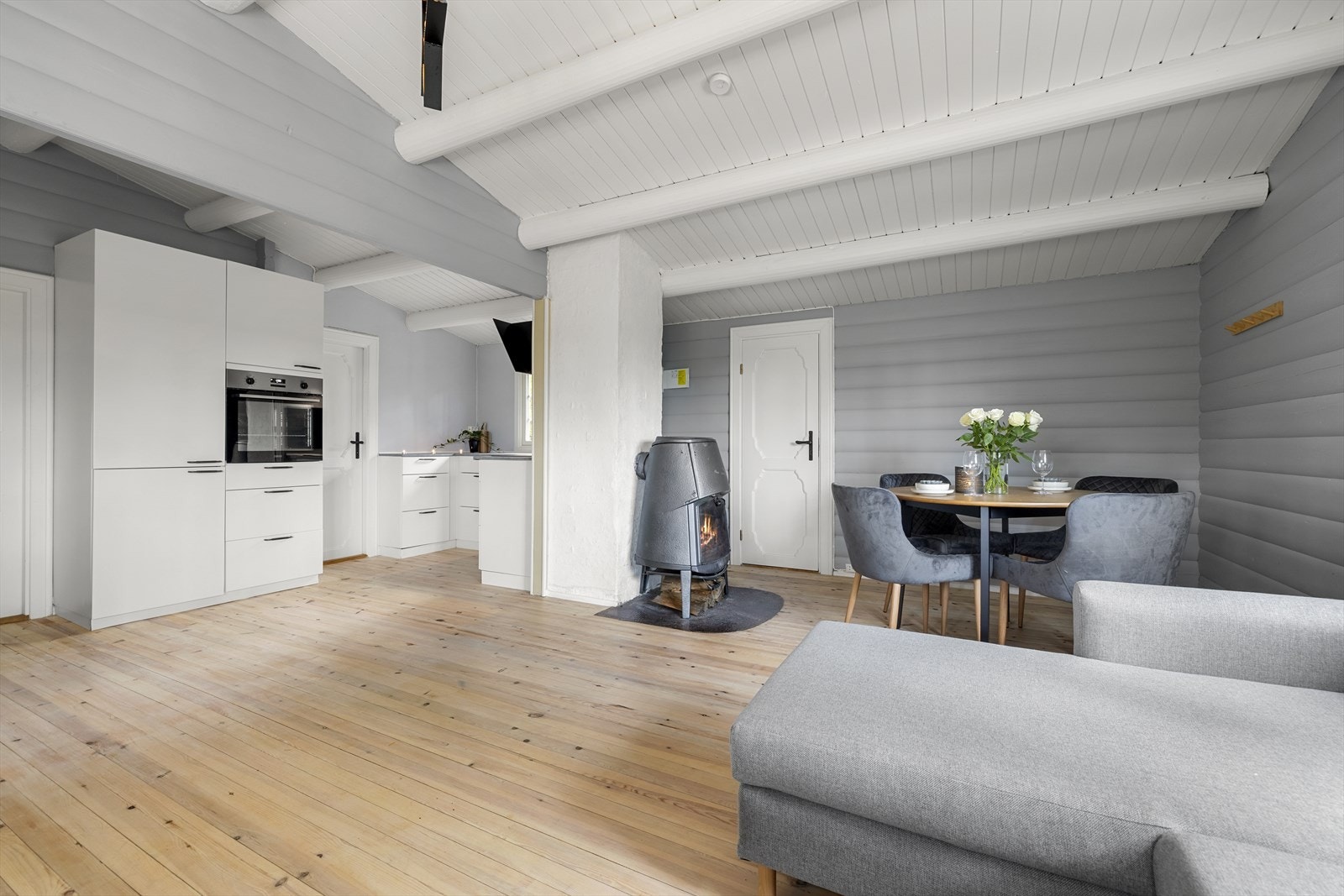 Stuen og kjøkkenet utgjør et sosialt og åpent areal. Galleribilde