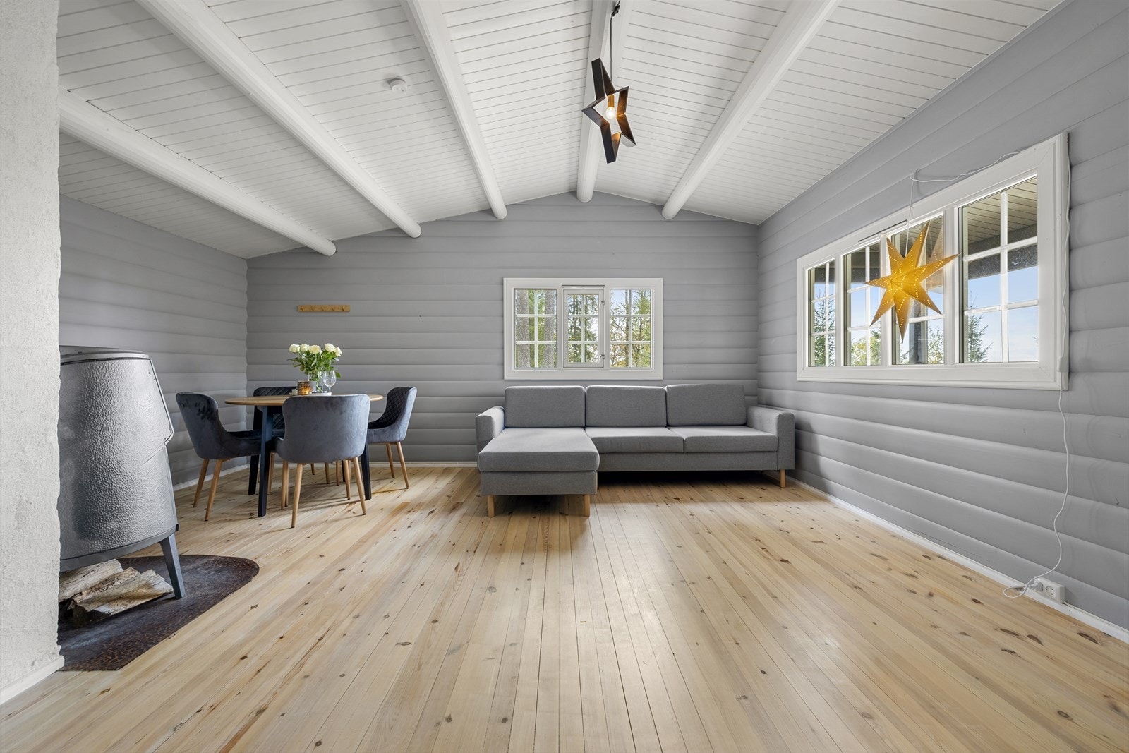 Trivelig stue med god takhøyde og peisovn. Galleribilde