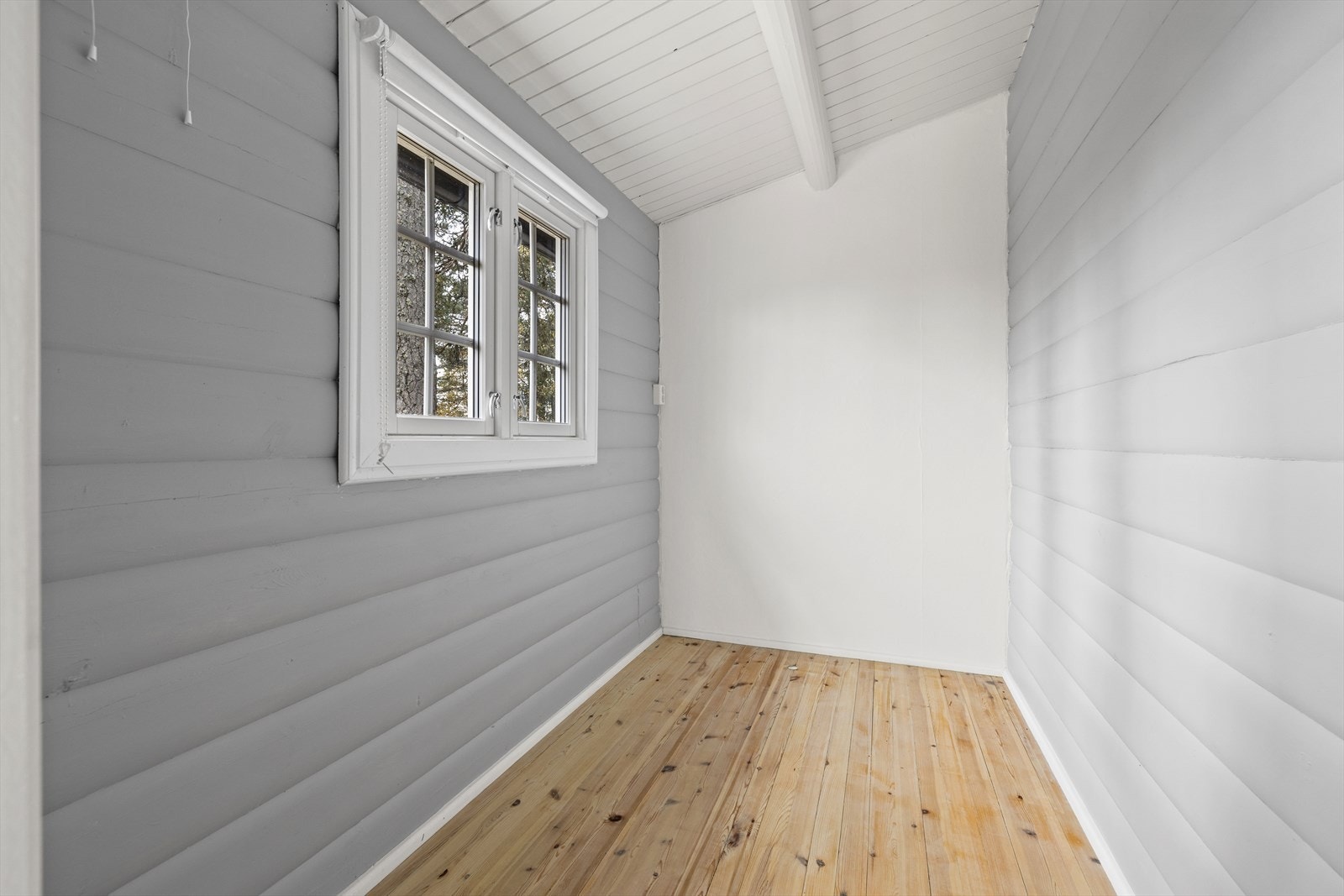 Praktisk bod som kan brukes til lagring eller hobbyrom. Galleribilde