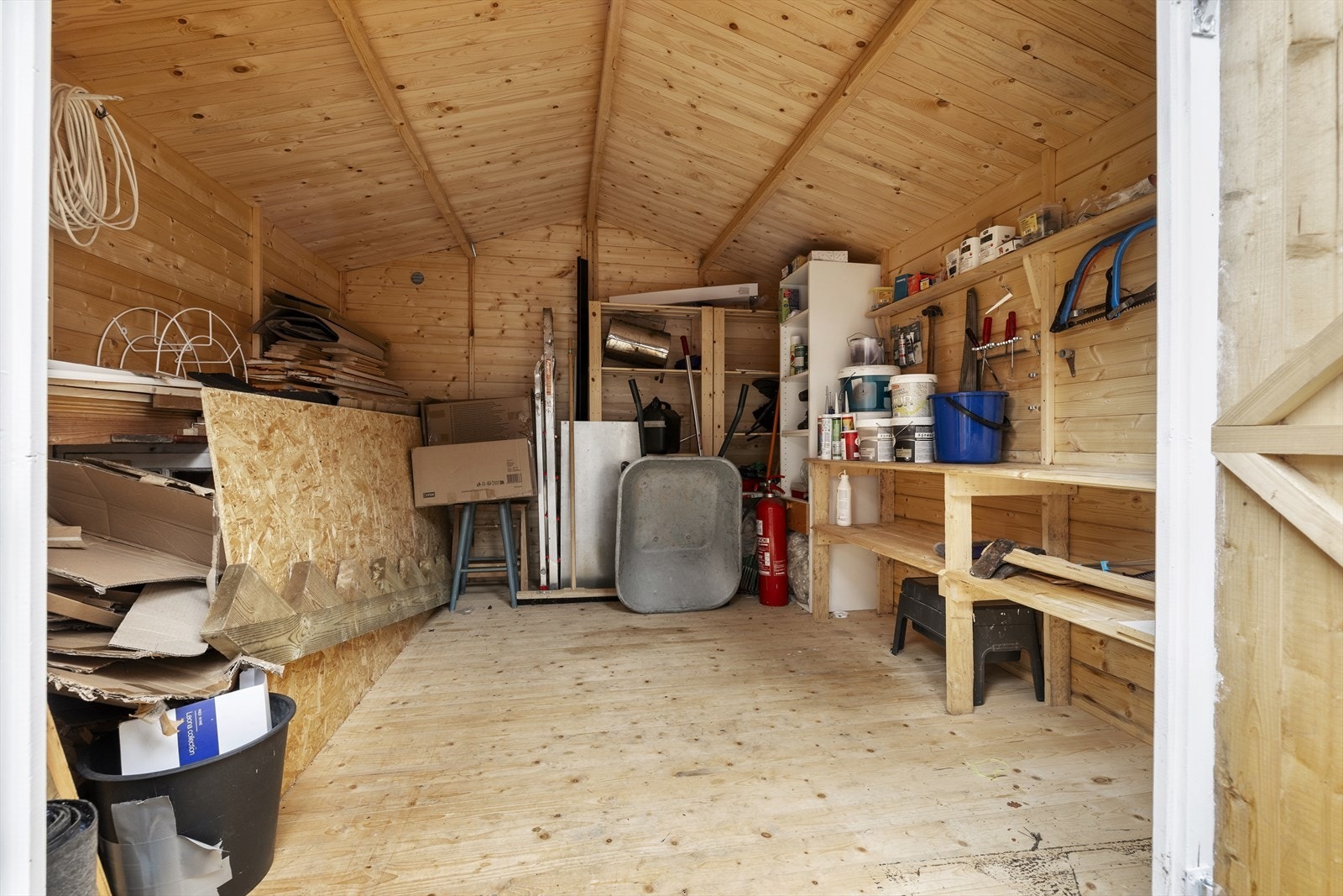 Praktisk frittstående bod med god plass. Galleribilde