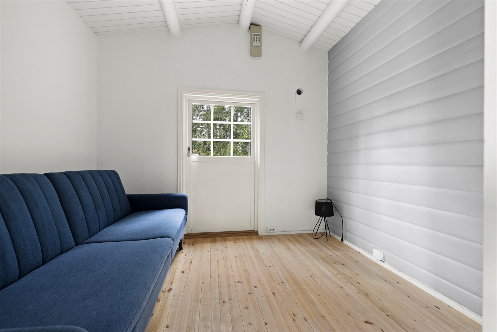 Hovedsoverommet har god plass til seng og garderobe, med utgang til terrassen på gavlsiden av hytta. Galleribilde