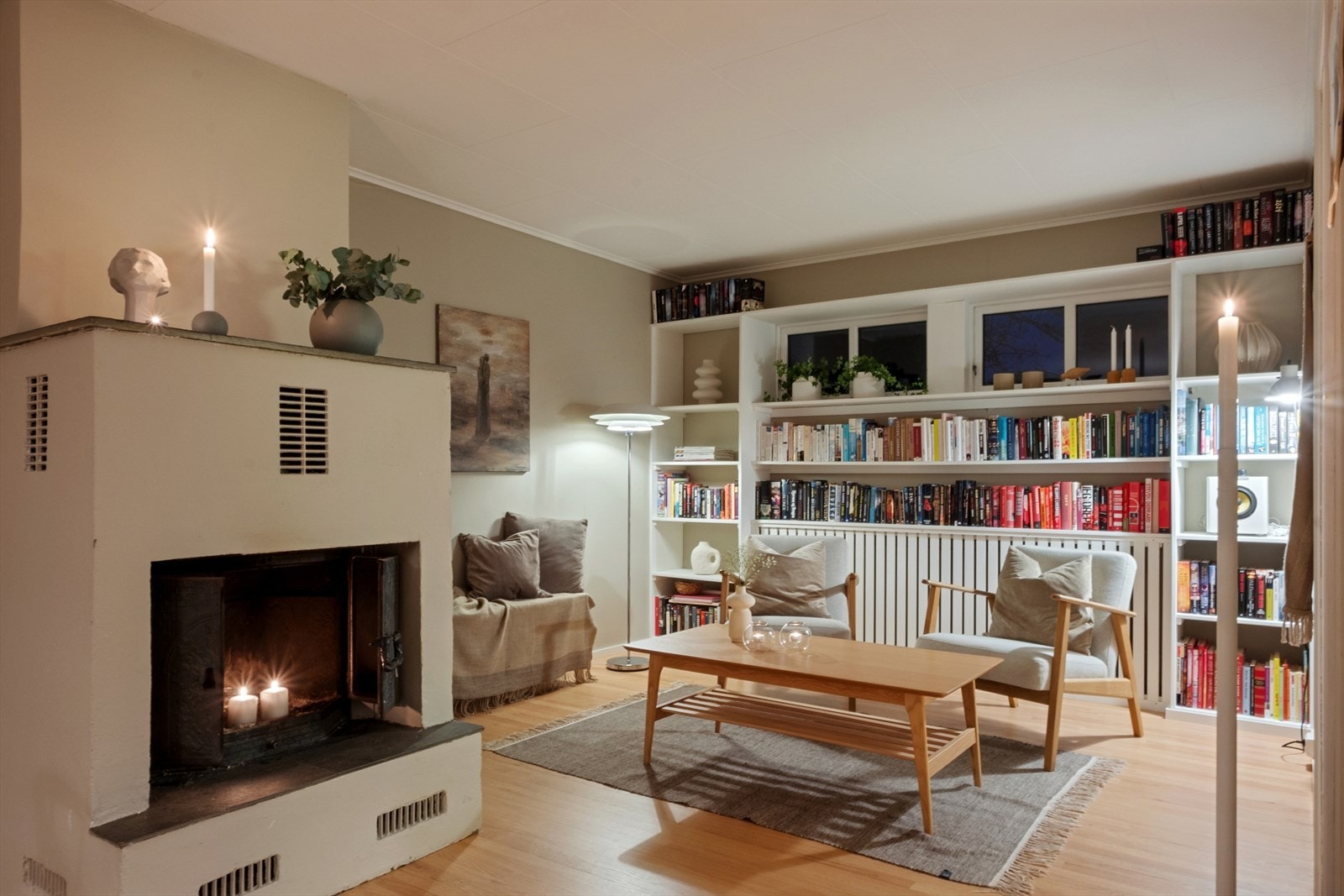 En koselig krok som egner seg perfekt til lesing og avslapning. Plassbygde hyller laget av møbelsnekker. Galleribilde