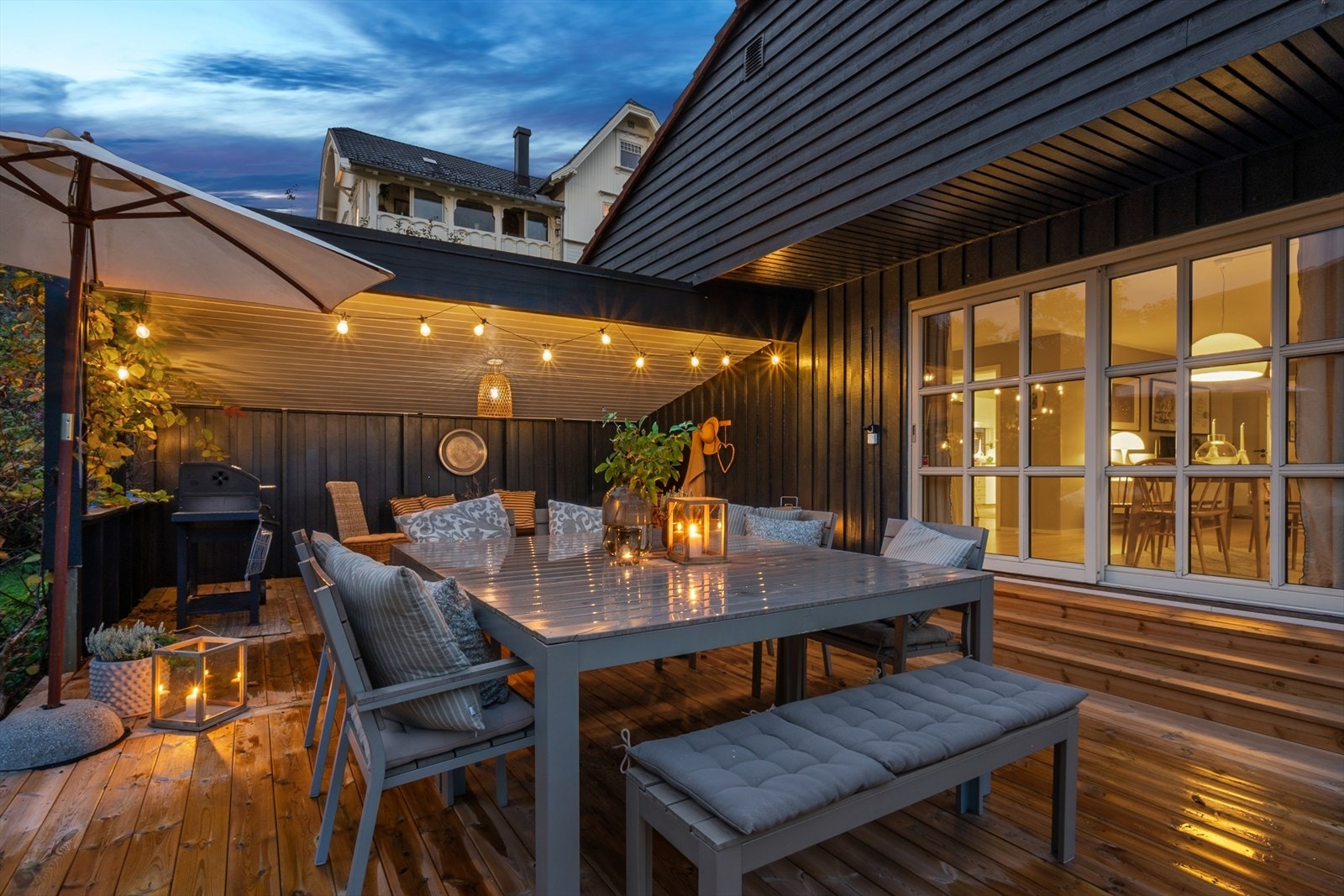 Fra stuen har du direkte tilgang til store og flotte terrassen som ble bygget i 2025 Galleribilde