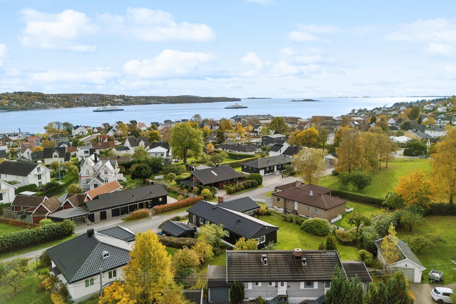 Boligen ligger idyllisk til, bare et steinkast fra flotte badestrender og populære turområder. Her kan du nyte late sommerdager ved vannet og oppleve naturen året rundt. Galleribilde
