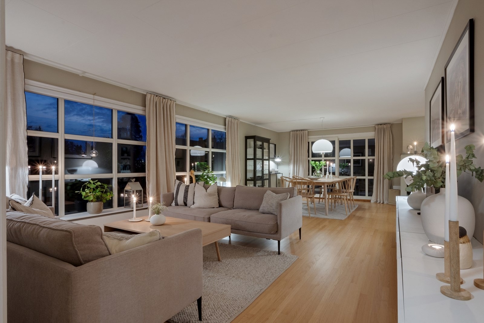 Parketten ble slipt i 2024, og fremstår ny og moderne Galleribilde