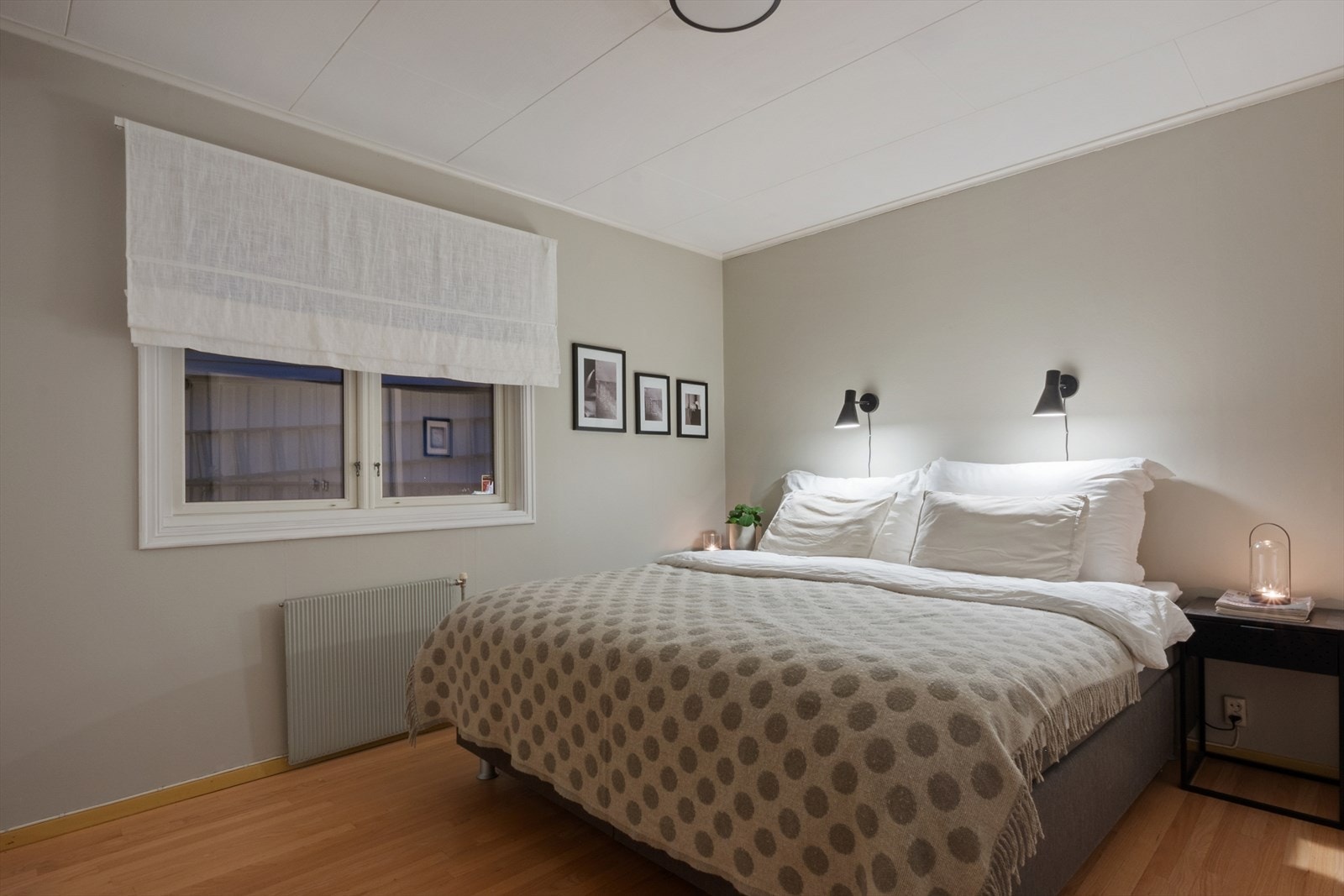 Hovedsoverommet har god plass til dobbeltseng og er utstyrt med en praktisk walk-in garderobe. Galleribilde