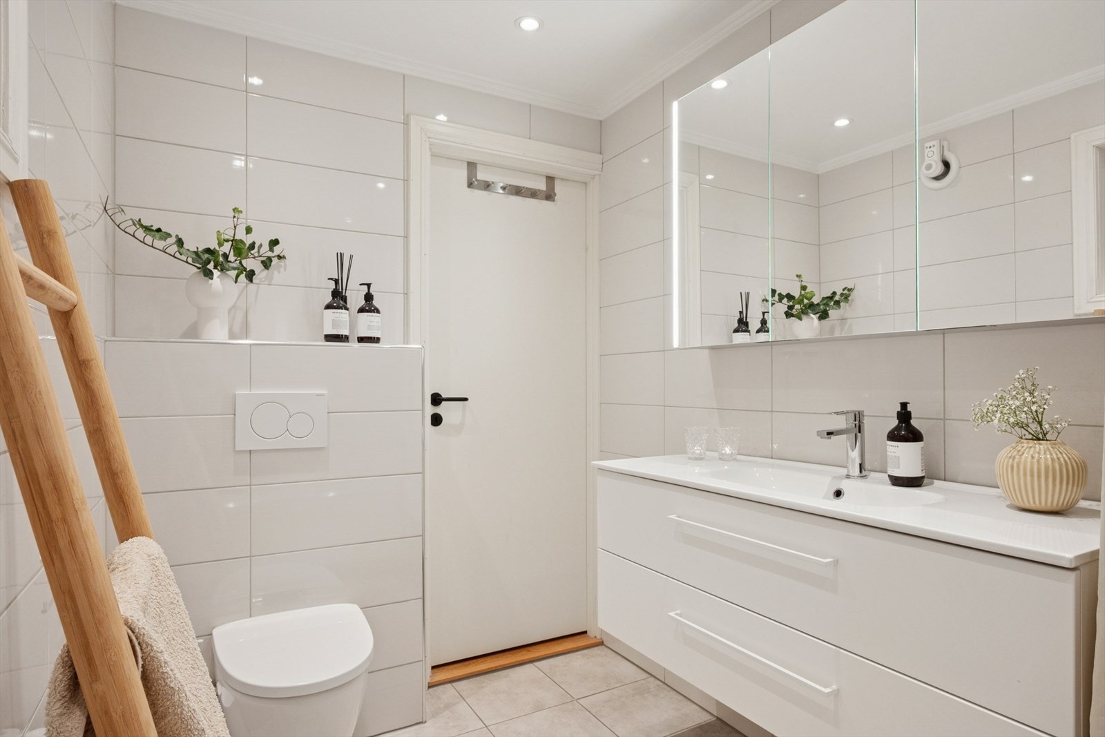 I tilknytning til hovedsoverommet finner du ett av boligens tre bad, som gir ekstra komfort. Galleribilde