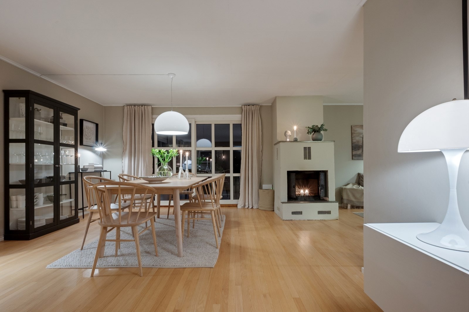 Den varme peisen gir rommet en lun og innbydende atmosfære. Galleribilde