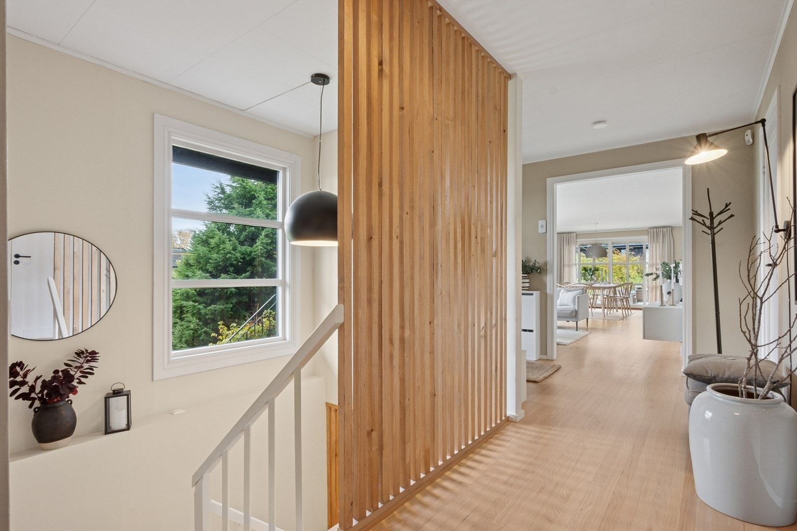 Gangen gir en naturlig overgang til resten av boligen og setter tonen for det lyse og luftige innemiljøet. Galleribilde