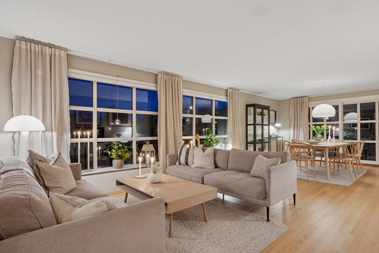 Stuen er romslig og funksjonell, og er i dag delt inn i tre soner: en koselig TV-stue, en spisestue og en avslappende lesekrok. Galleribilde