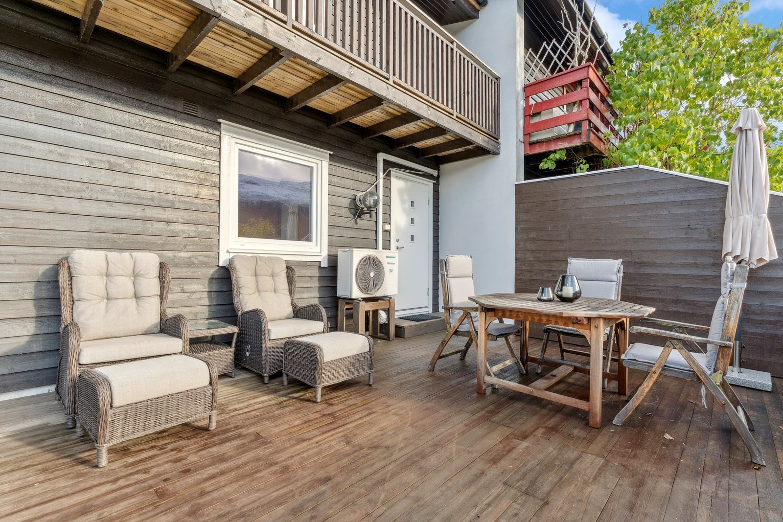 Plass for sitjegruppe og andre møblar på terrassen Galleribilde