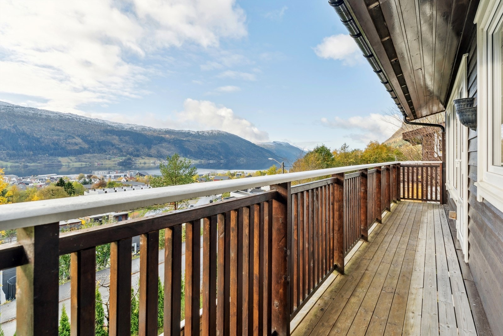 Her er det supert å sitje å sjå utover bygda Galleribilde