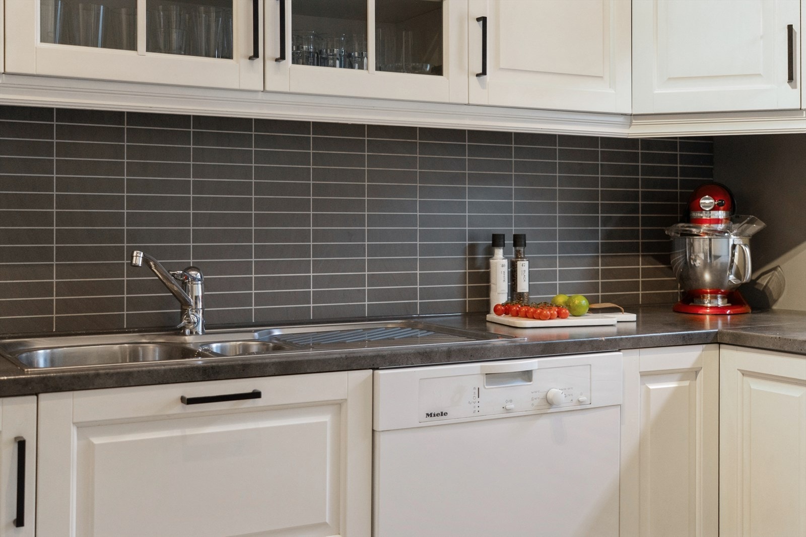 Benkeplate i laminat og praktiske kitchenwallplater mellom benk og overskap Galleribilde