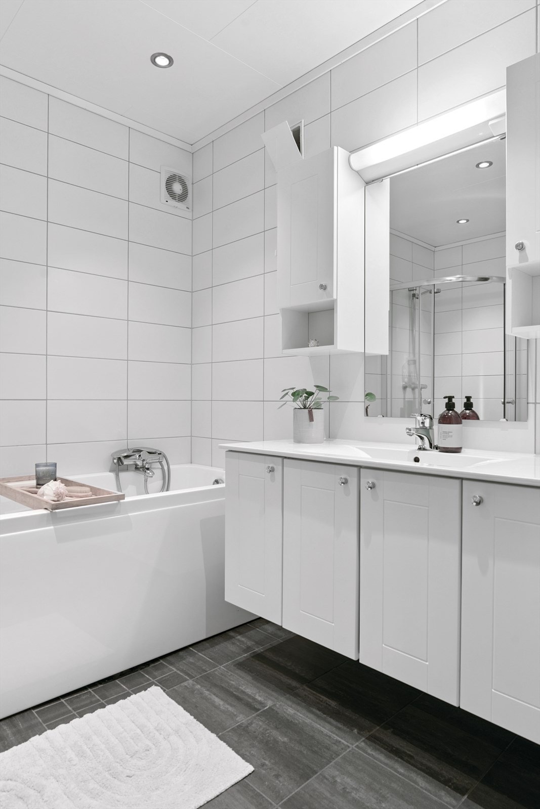 Du har også overskap med godt lys og stort speil på baderommet Galleribilde