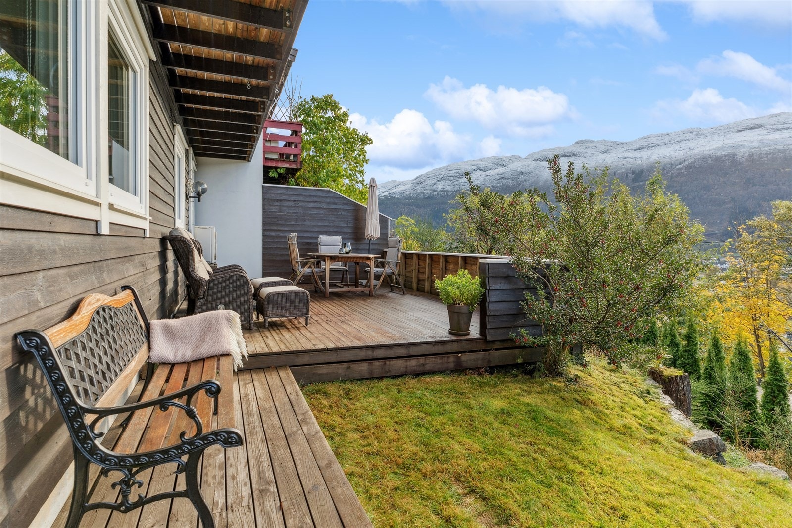 God terrasse og ein plenflekk ved entré til underetasje. Du kan også gå hit frå tunet via trapp. Galleribilde