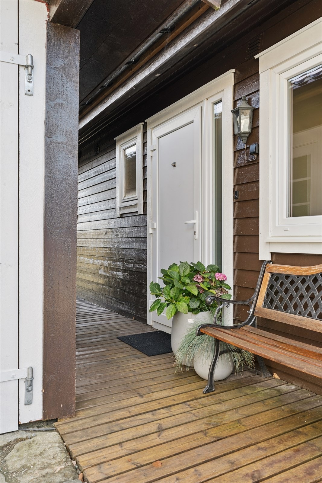 Overbygd inngangsparti, og meget kort avstand frå garasje til inngangsdør Galleribilde