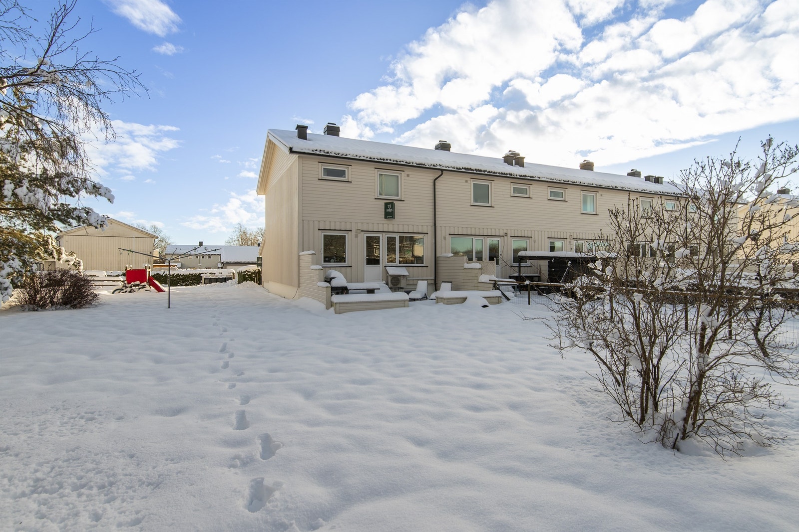 God plass til å leke rett på utsiden av huset Galleribilde