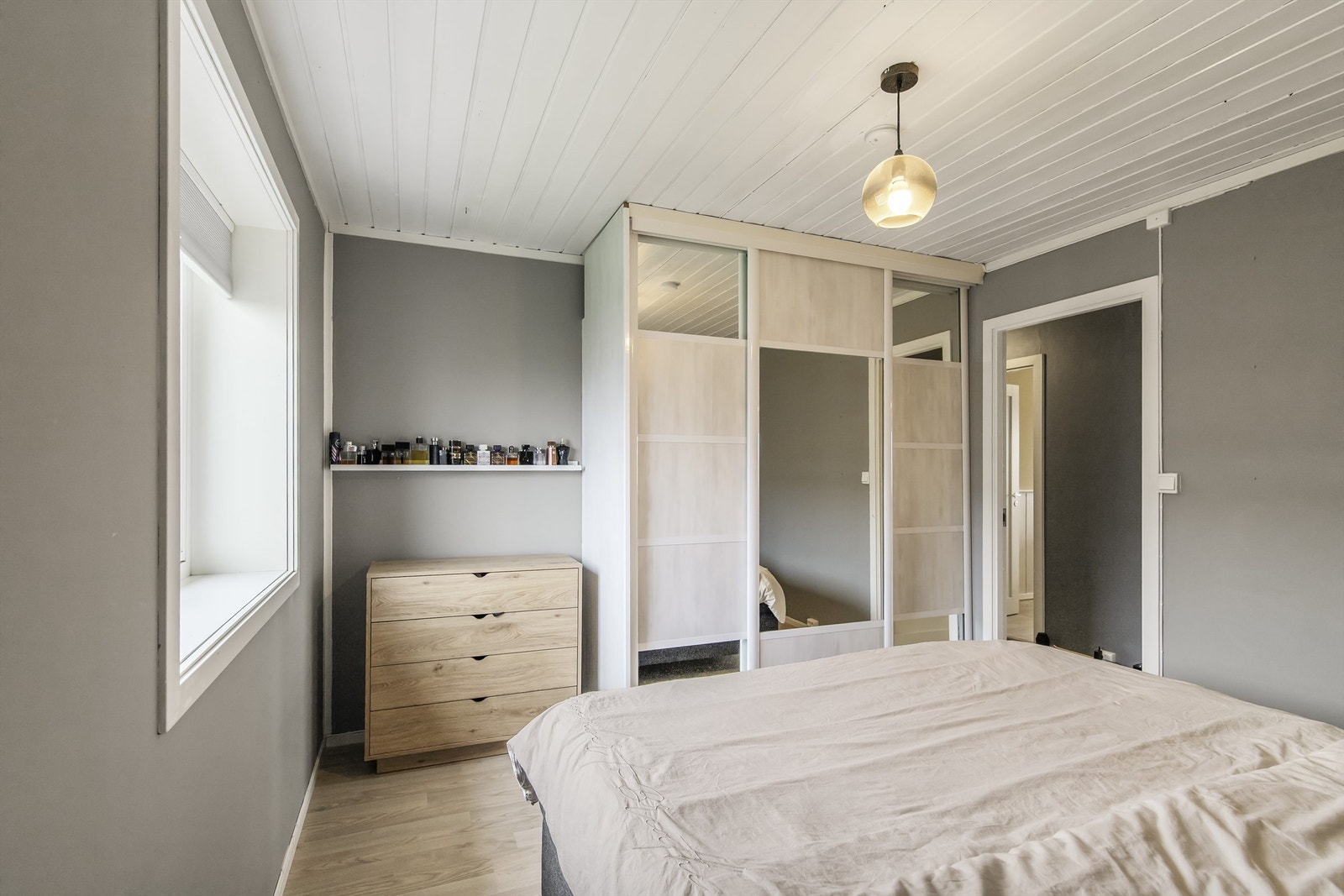 Romslig hovedsoverom med garderobeplass Galleribilde