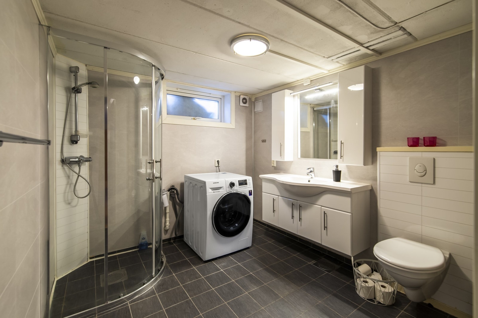 Bad/vaskerom i kjelleren men fliser på gulv med varme Galleribilde