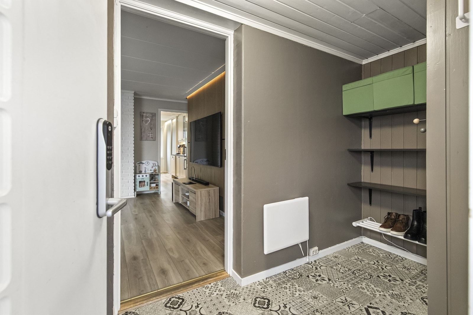 Godt med lagringsplass i gangen i egen bod samt muligheter for ekstra oppheng Galleribilde
