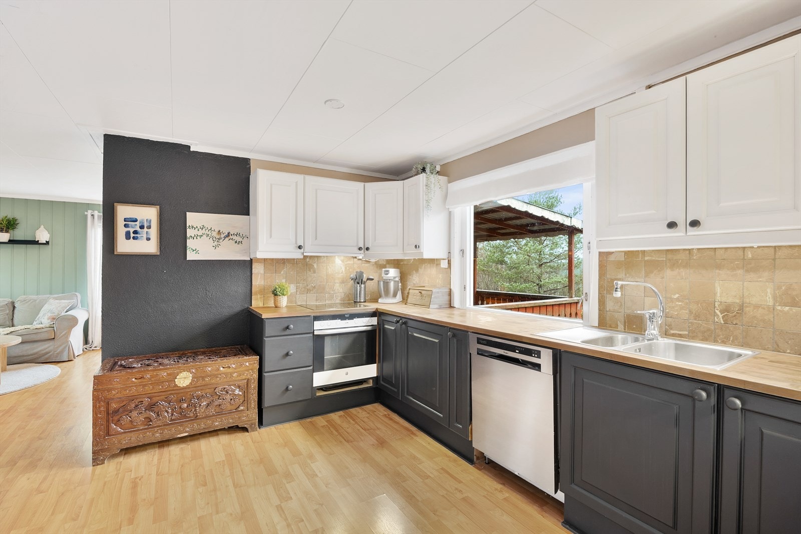 Innredningen har malte, profilerte fronter -hvite overskap og grå underskap. Videre er det heltre benkeplate med nedfelt stålkum. Galleribilde