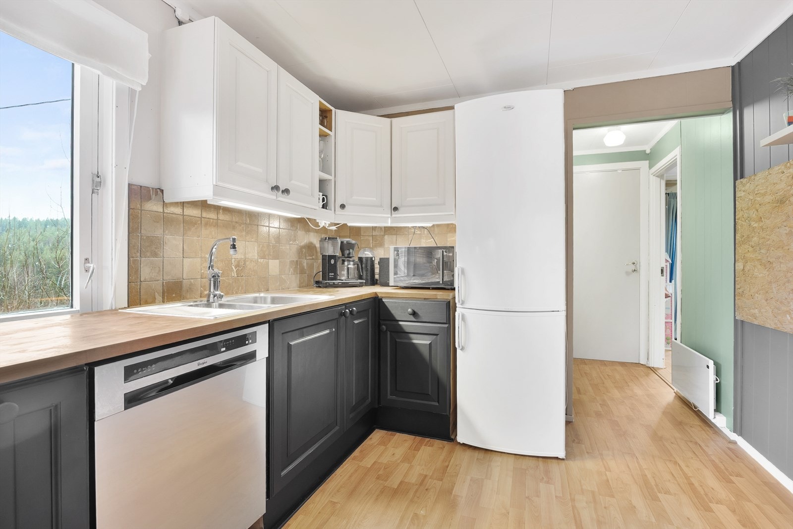 Videre er det naturlig plass for kjøl/frys ved enden av kjøkkeninnredningen, samt opplegg for oppvaskmaskin. Galleribilde