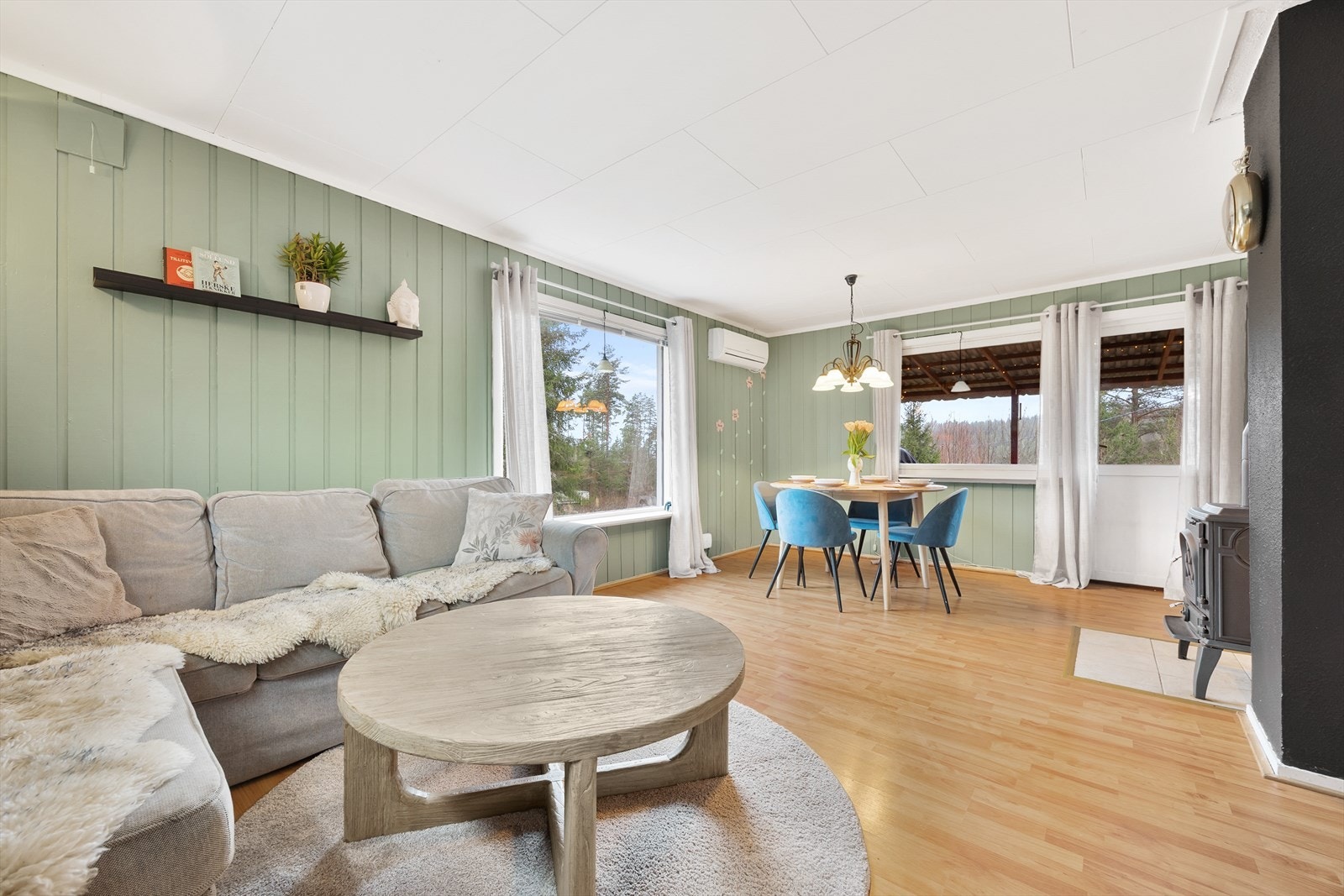 Store vindusflater byr på godt naturlig lysinnfall. Galleribilde