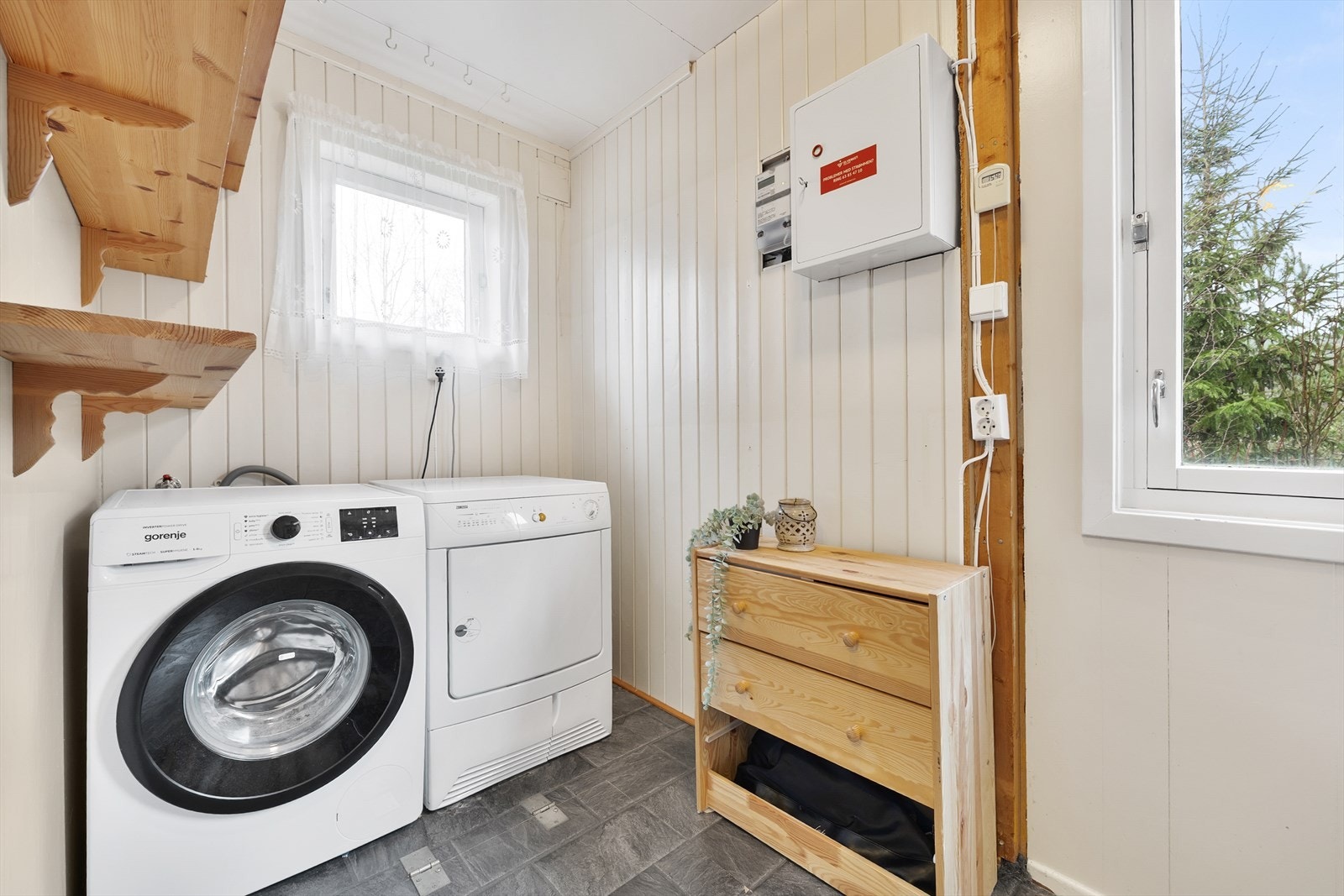 I inneboden som ligger vegg-i-vegg med badet, er vaskemaskin og tørketrommel plassert. Galleribilde