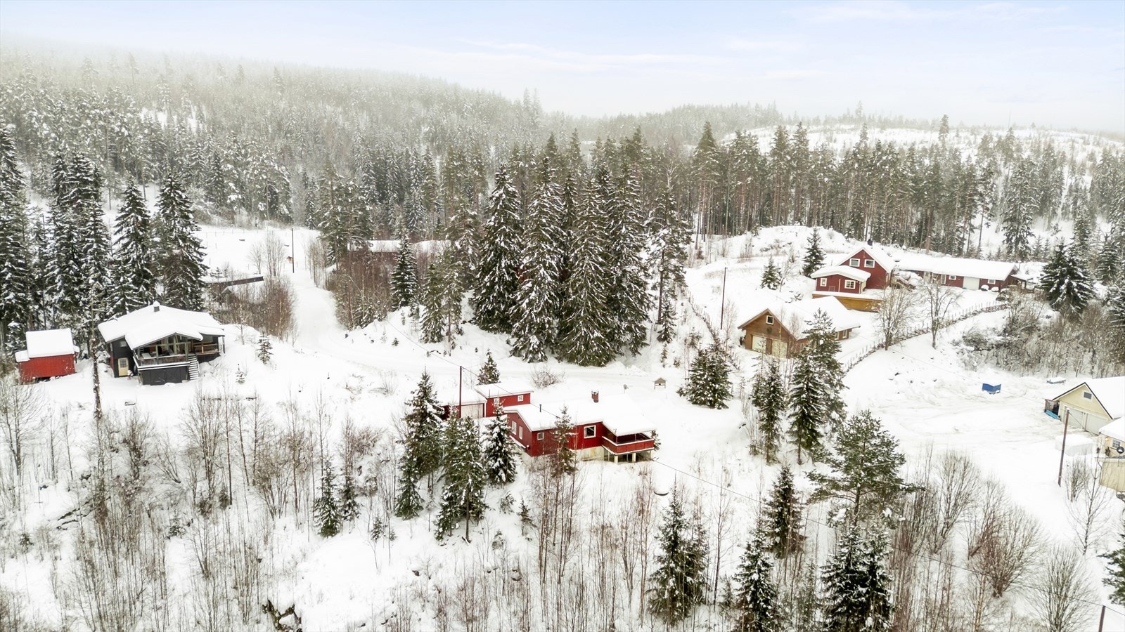 Eiendommen ligger i landlige og barnevennlige omgivelser, ca. 5 km øst for Løken sentrum. Galleribilde