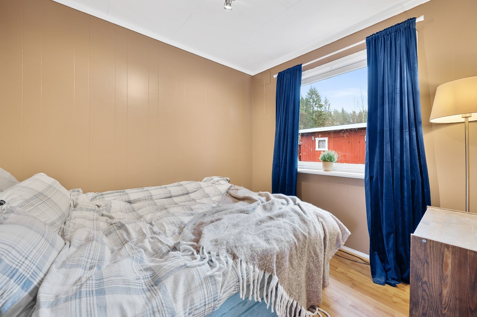 Begge med store vinduer som gir gode luftemuligheter og godt lysinnfall. Galleribilde