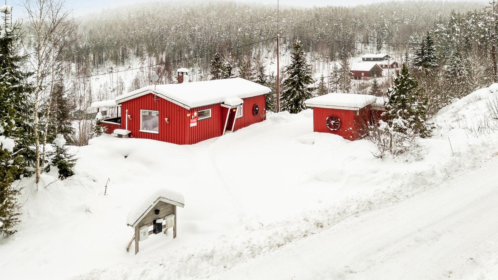 På eiendommen er det garasje og uthus med lagringsplass. Galleribilde