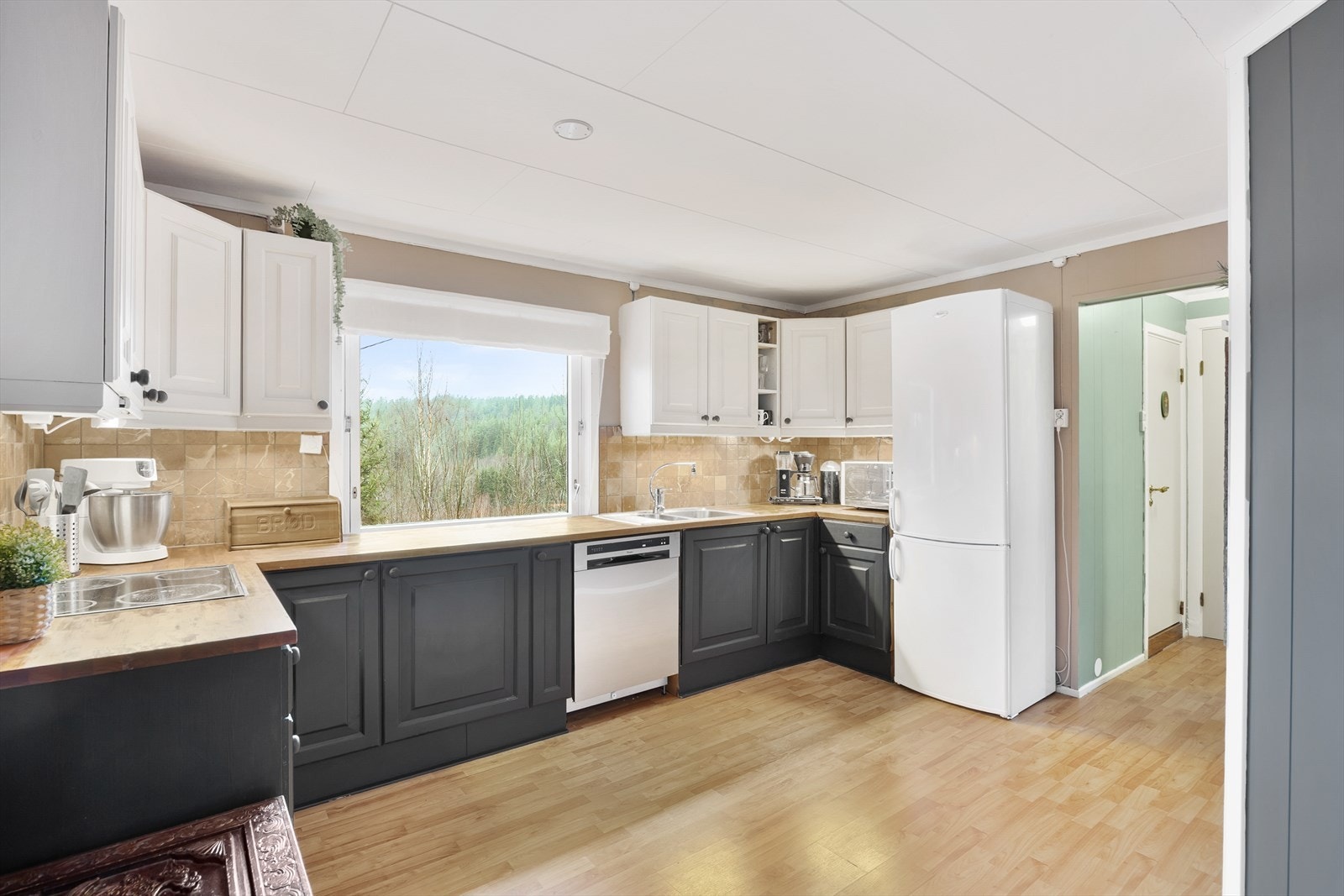 Kjøkkenet har et klassisk og tidløst design med mye oppbevaringsplass og gode benkeflater. Galleribilde