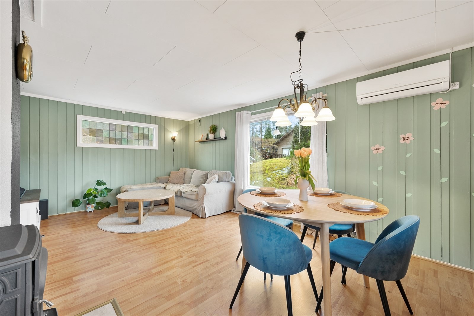 Med både varmepumpe og peisovn er du sikret en jevn, behagelig temperatur året rundt. Galleribilde