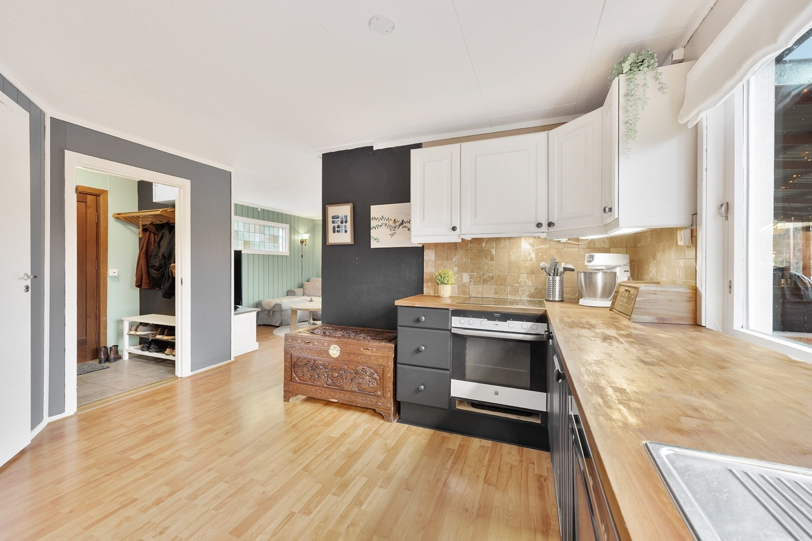 Av hvitevarer er koketopp og stekeovn integrerte. Galleribilde