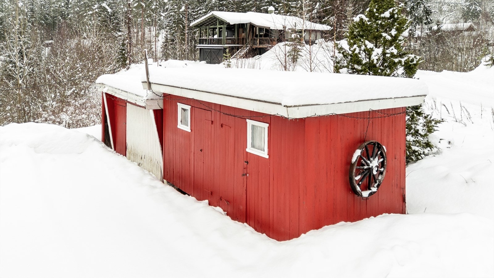 Parkering kan gjøres i en enkel garasje på ca. 19 kvm med vippeport, eller på den asfalterte gårdsplassen. Uthus med praktisk lagringsmulighet. Galleribilde