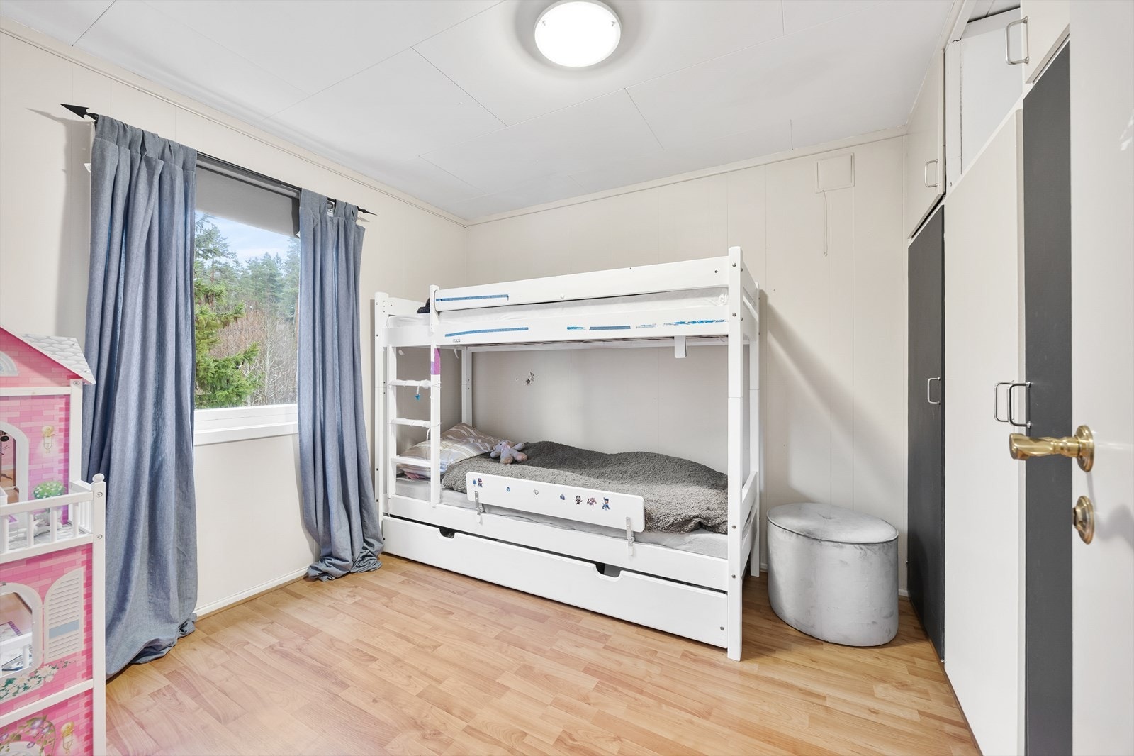 På det største soverommet er det en bred rekke med plassbygde garderobeskap. Galleribilde