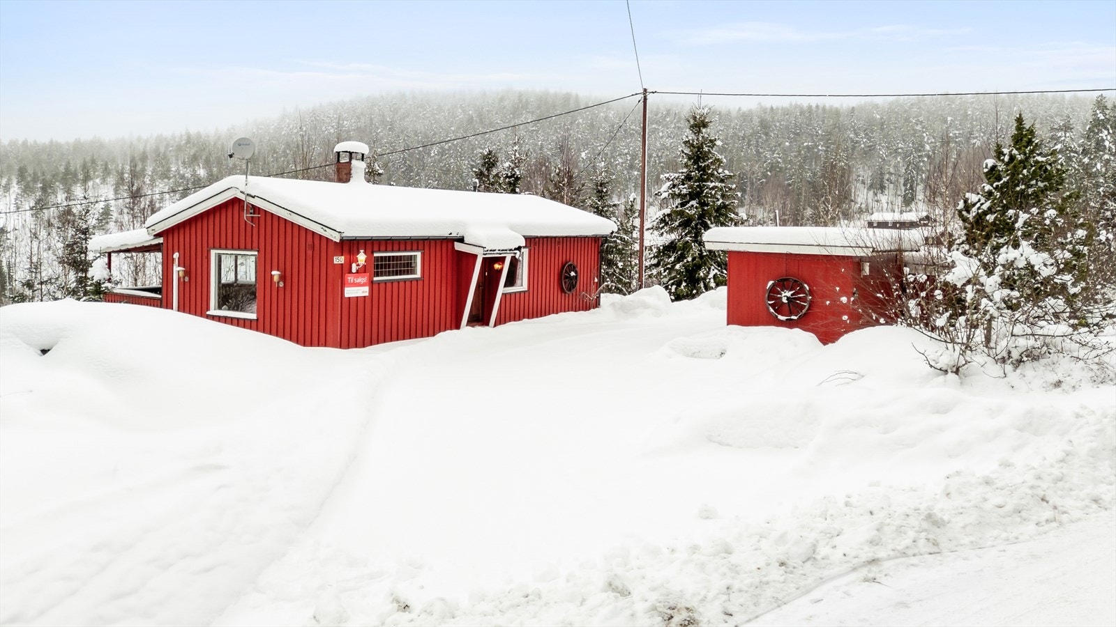 Aktiv Eiendom v/Camilla Haugerudbråten har gleden av å presentere Fremstetjernveien 150 - det lille røde huset i skogen! Galleribilde