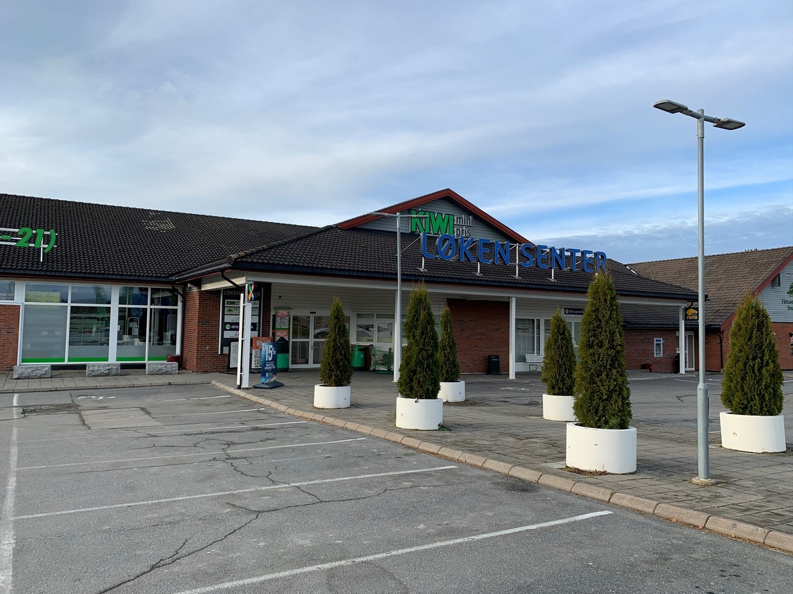 Løken Senter - et nærsenter med blant annet dagligvareforetning, bank og apotek Galleribilde