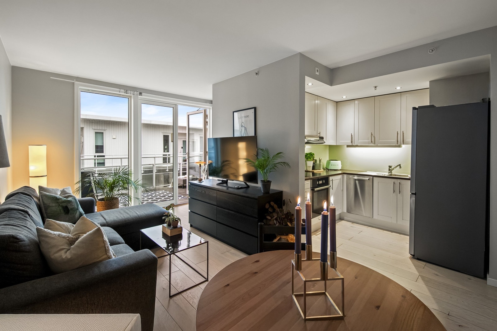 Godt med lys fra store vindusflater og doble dører til balkongen Galleribilde