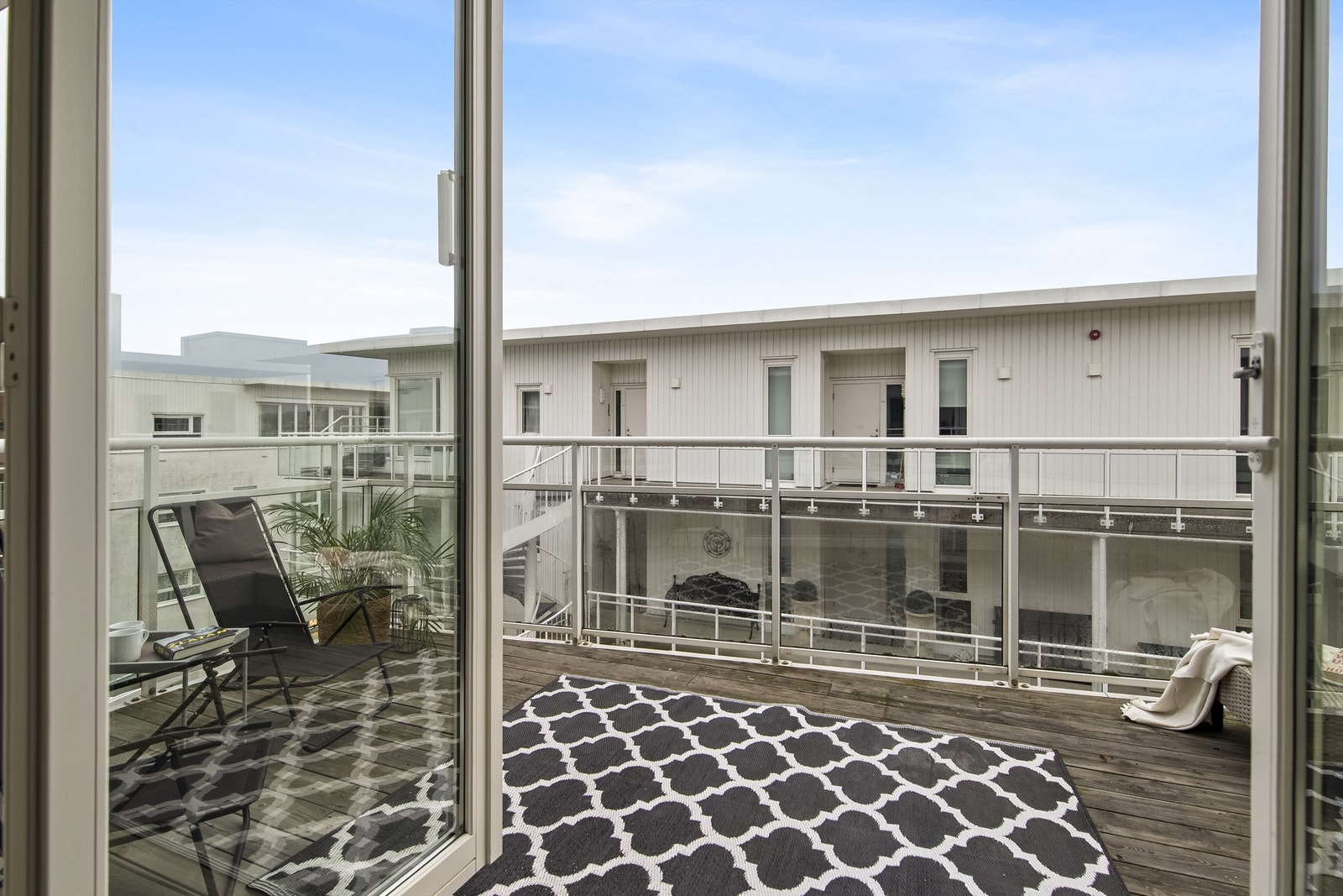 Balkong med gode solforhold på 14 kvm Galleribilde