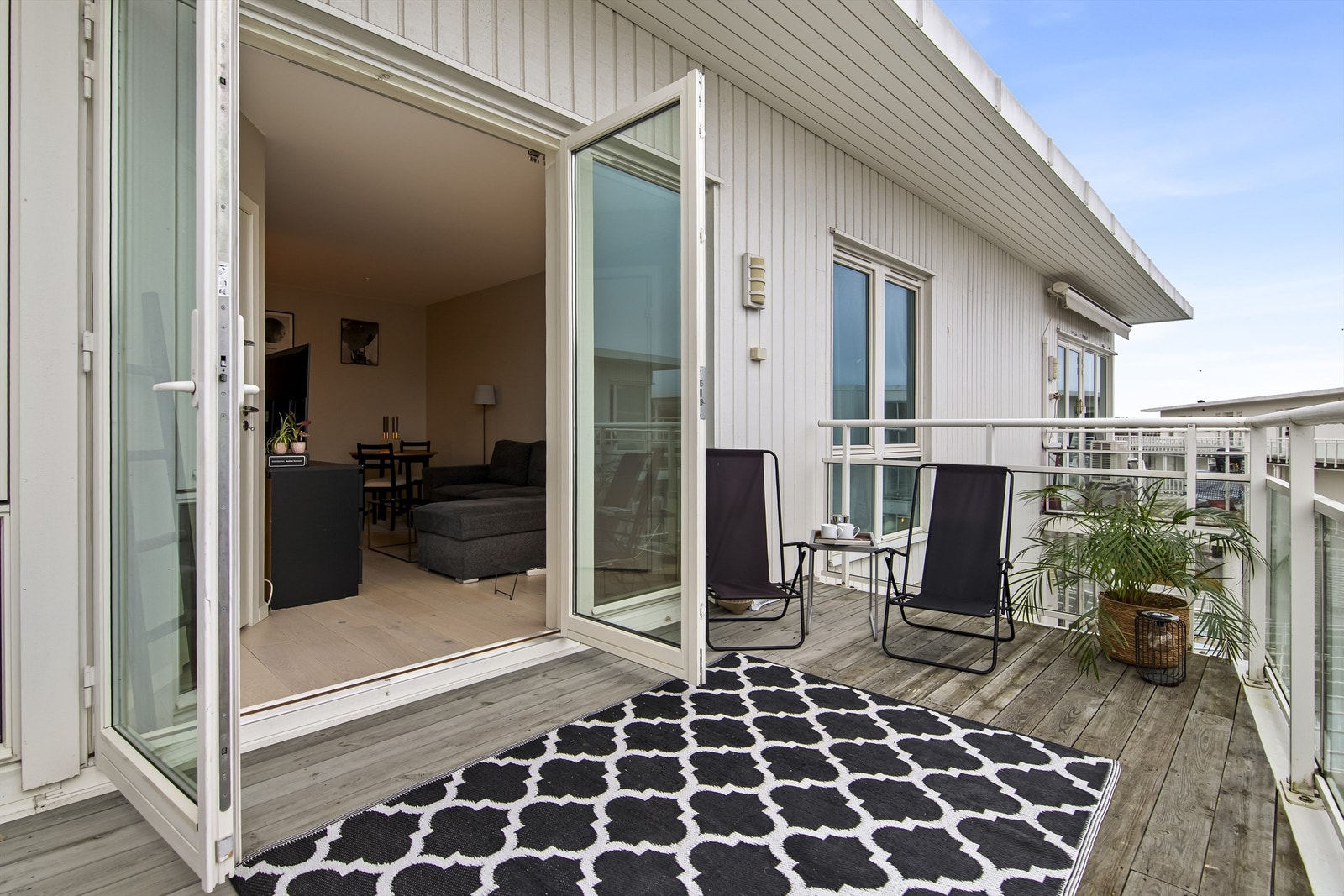 God plass til sittegruppe og grill Galleribilde