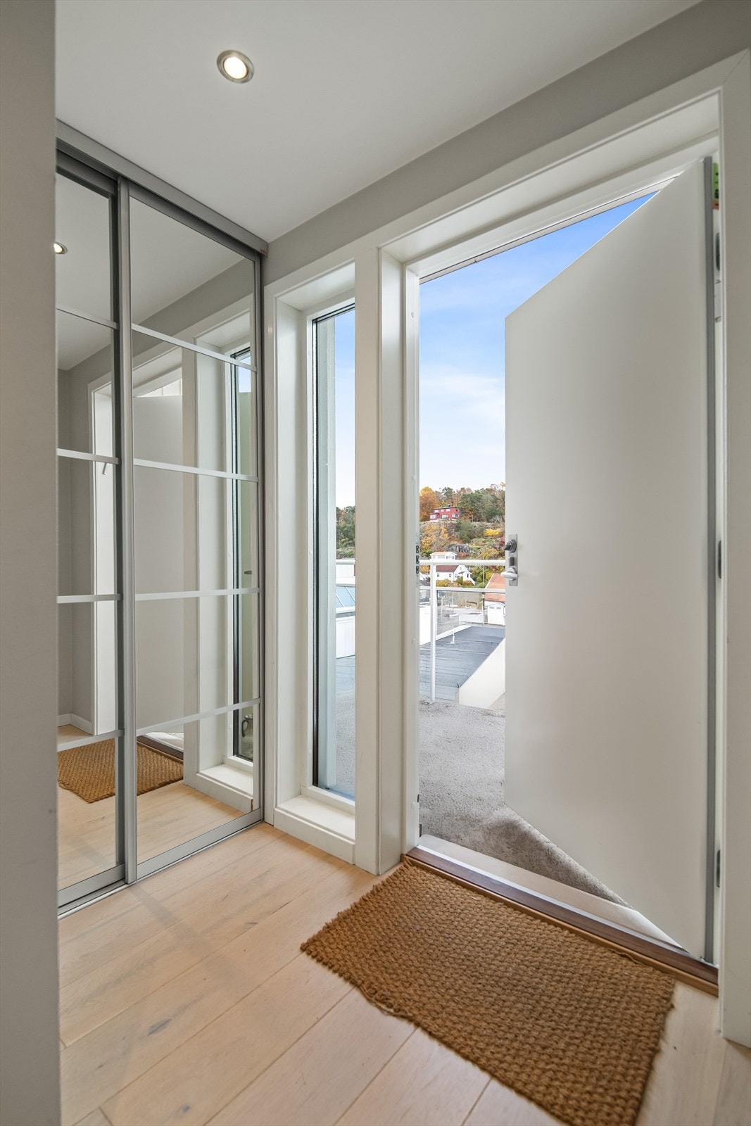 Skyvedørsgarderobe i gangen Galleribilde